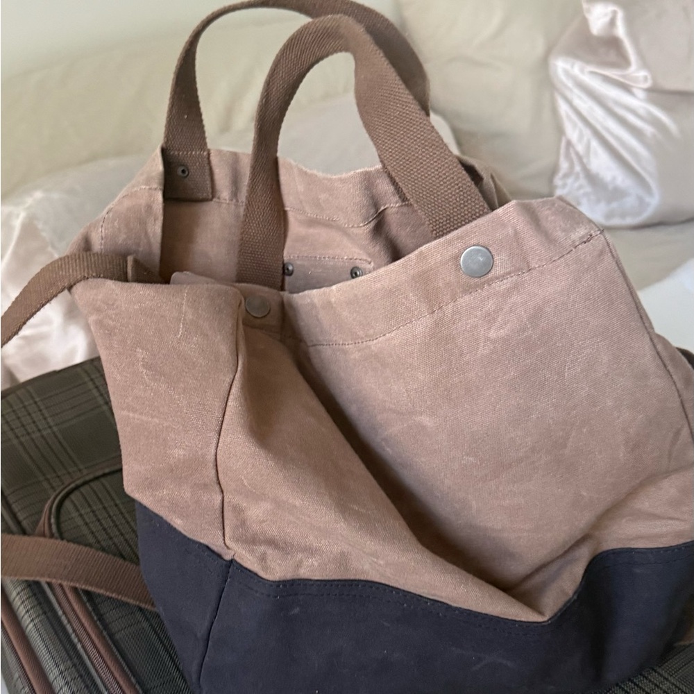 Casual Tan and Black Tote 16L - Picture 2 of 3